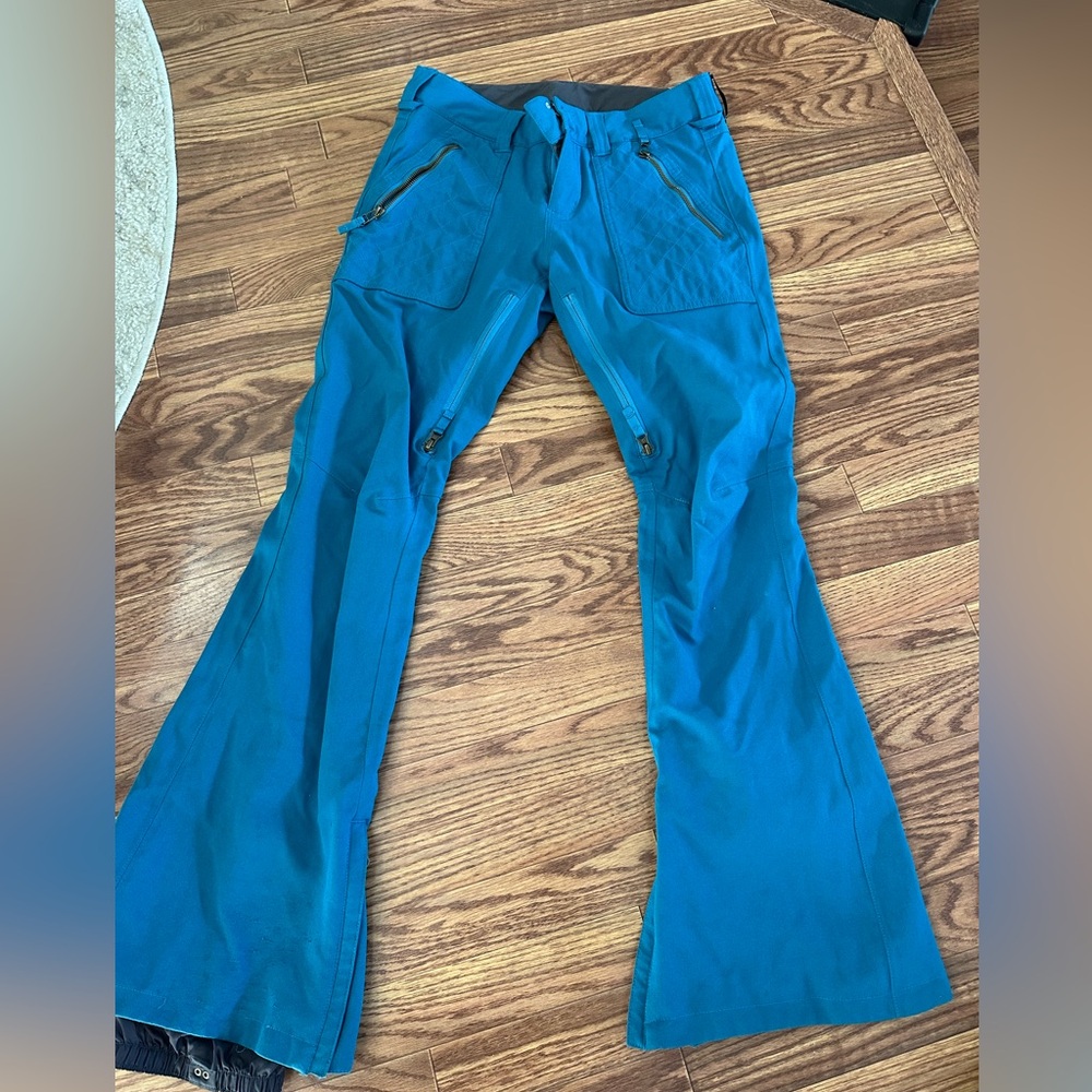 Fitted snowboarding pants